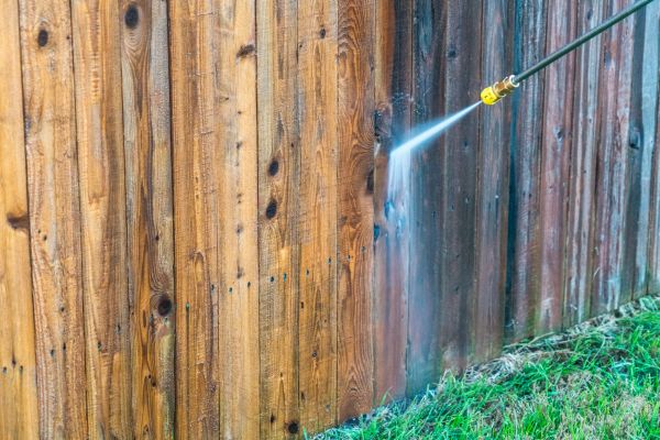 Fence Washing in Saint Petersburg