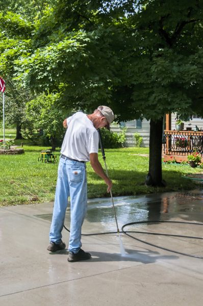 Driveway Concrete Cleaning in Saint Petersburg