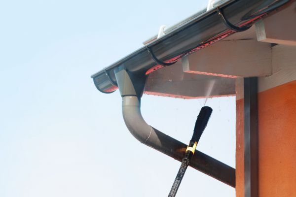 Eaves Power Washing in Saint Petersburg